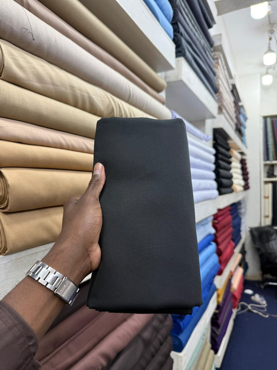 Échantillon de tissu anthracite présenté en magasin