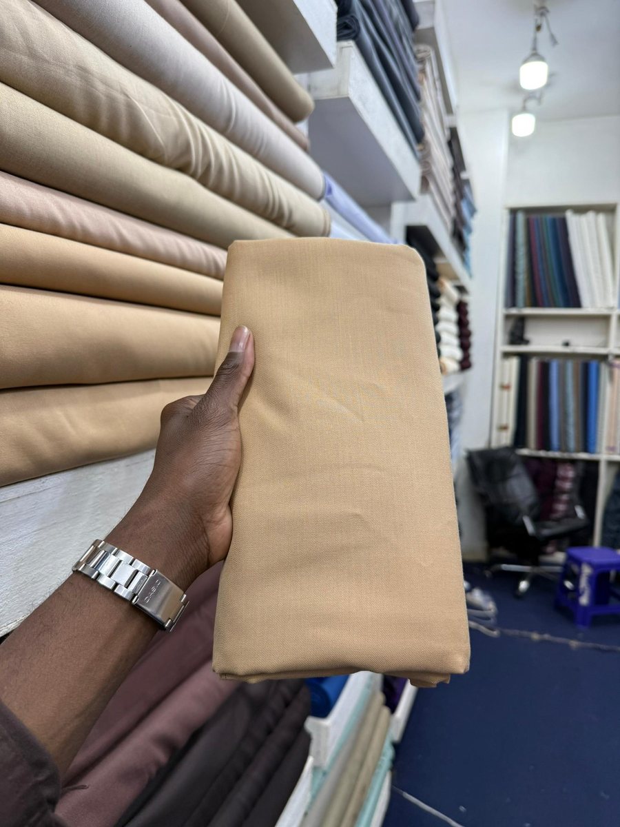 Échantillon de tissu beige clair présenté en magasin