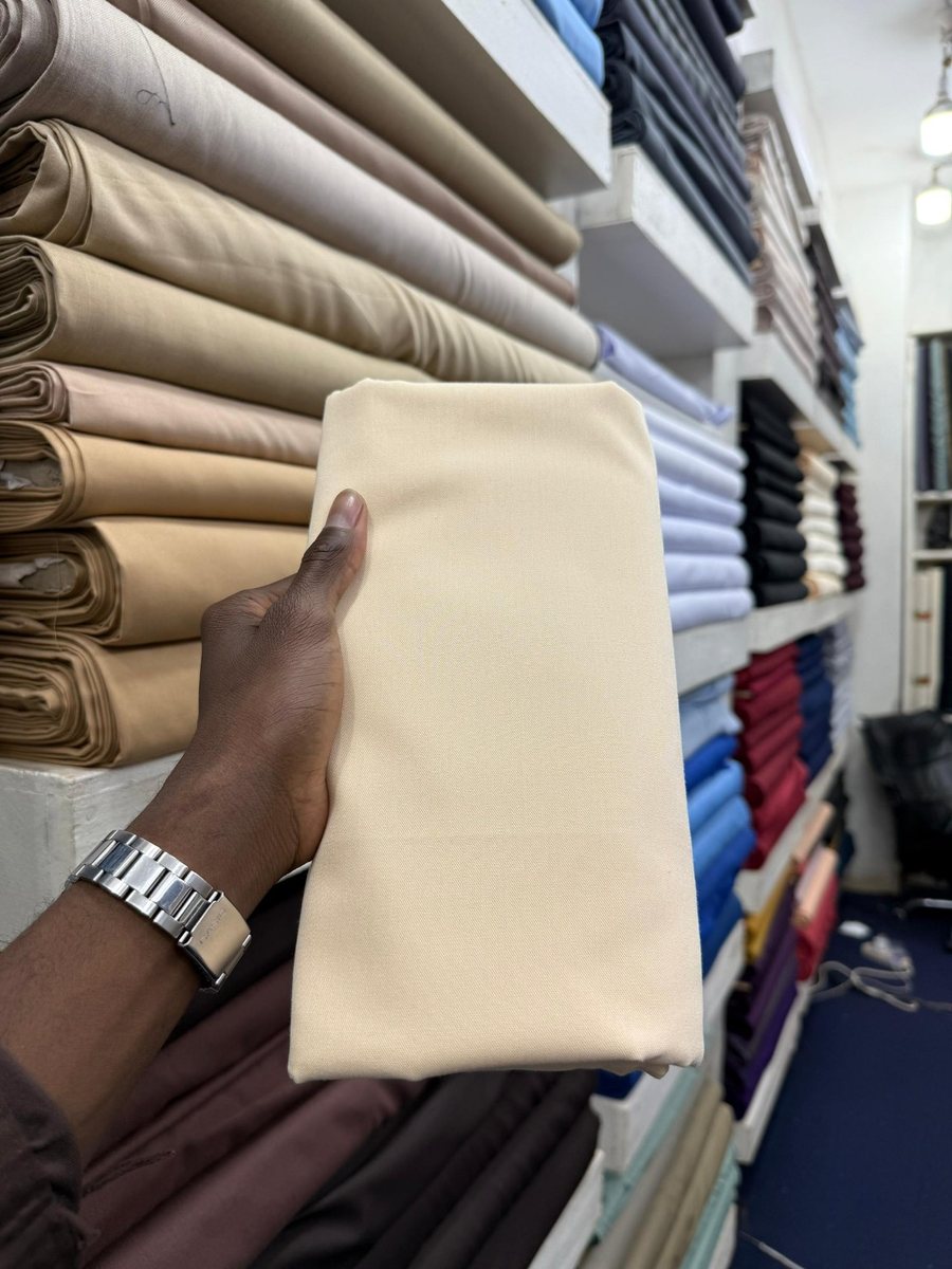Échantillon de tissu beige présenté en magasin