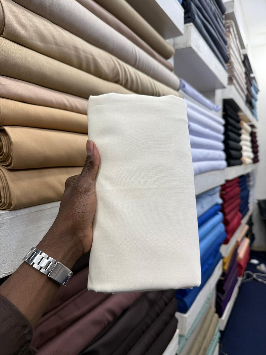 Échantillon de tissu blanc cassé présenté en magasin