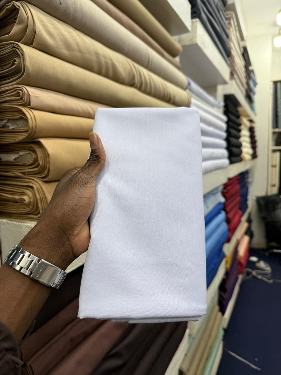 Échantillon de tissu blanc présenté en magasin