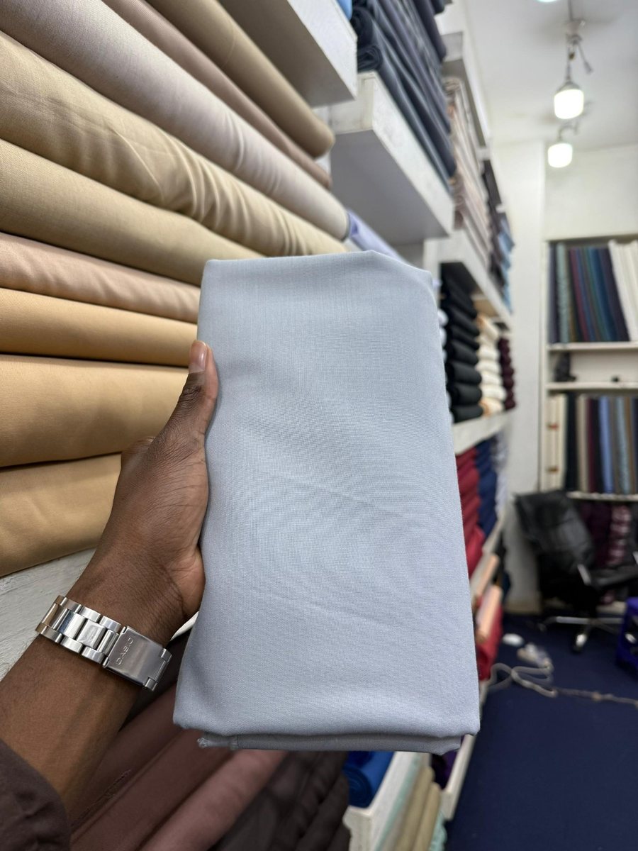 Échantillon de tissu bleu clair présenté en magasin