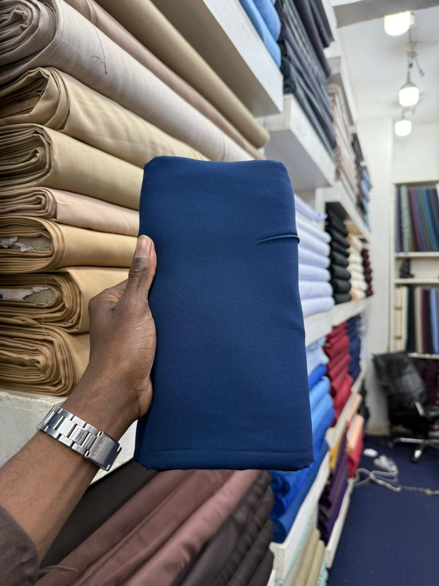 Échantillon de tissu bleu marine présenté en magasin