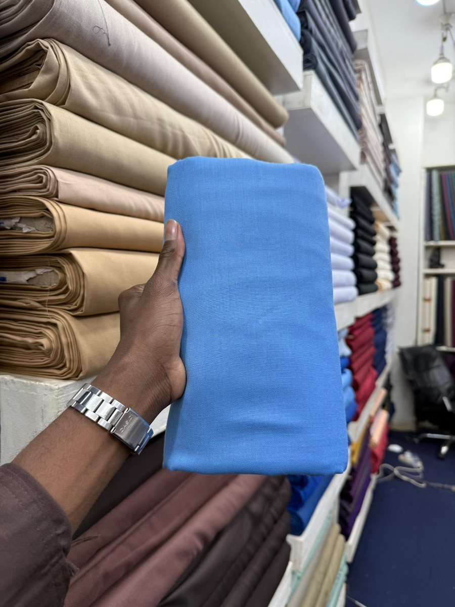 Échantillon de tissu bleu vif présenté en magasin