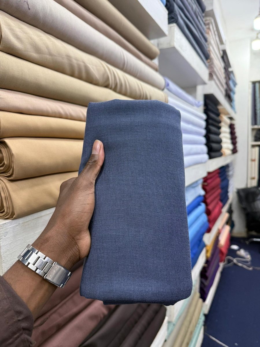 Échantillon de tissu bleu présenté en magasin