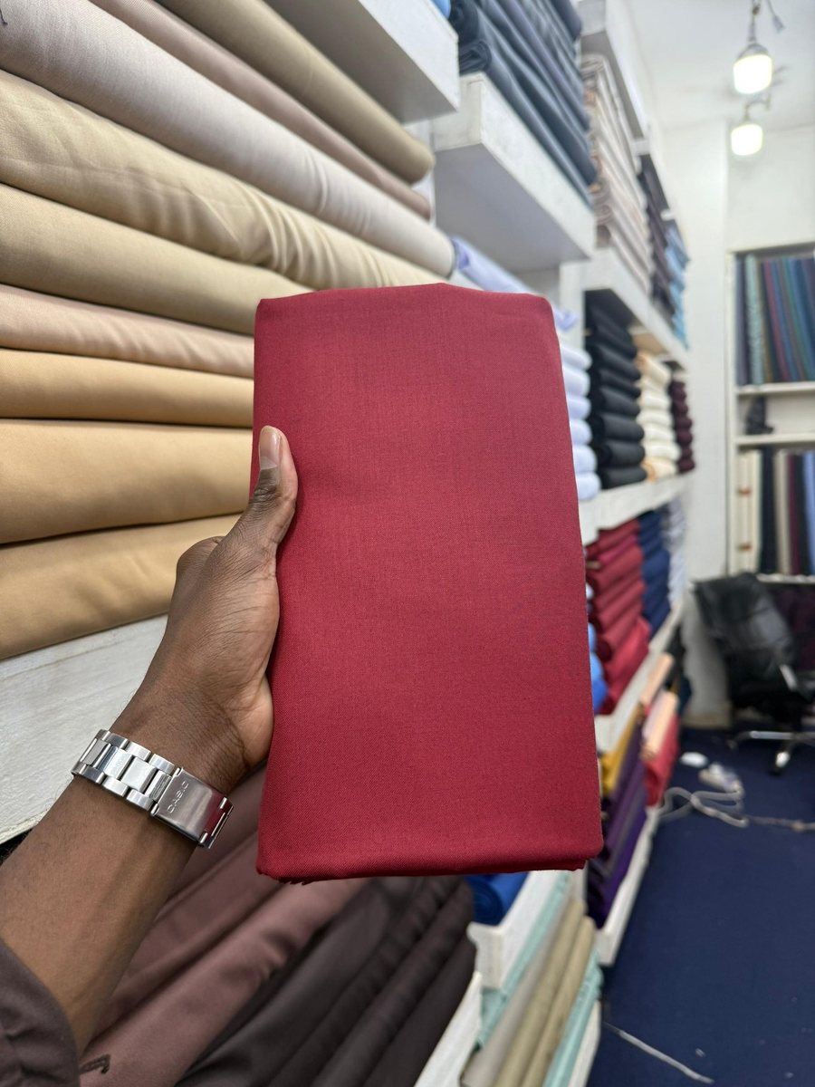 Échantillon de tissu bordeaux présenté en magasin