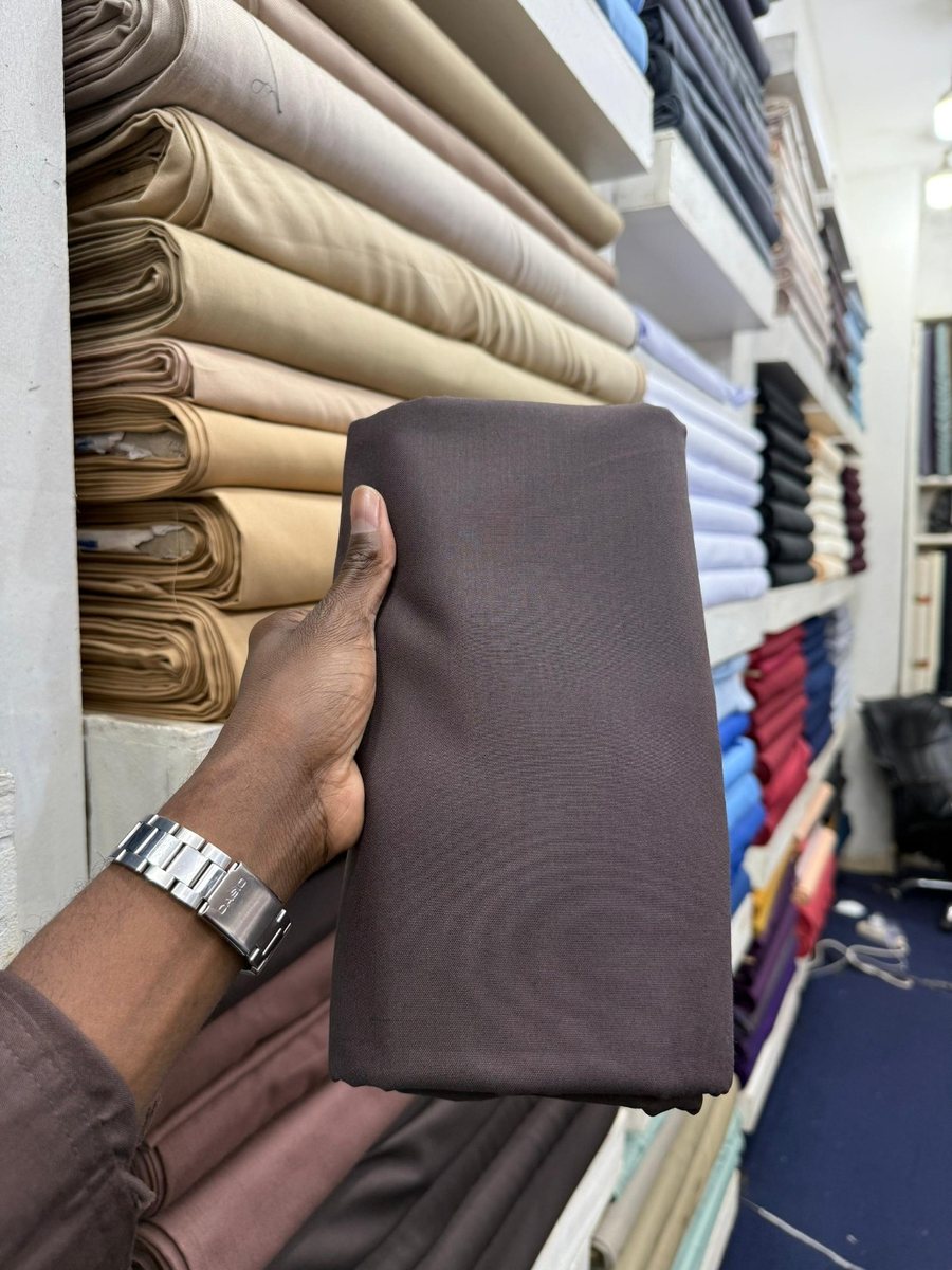Échantillon de tissu foncé présenté en magasin
