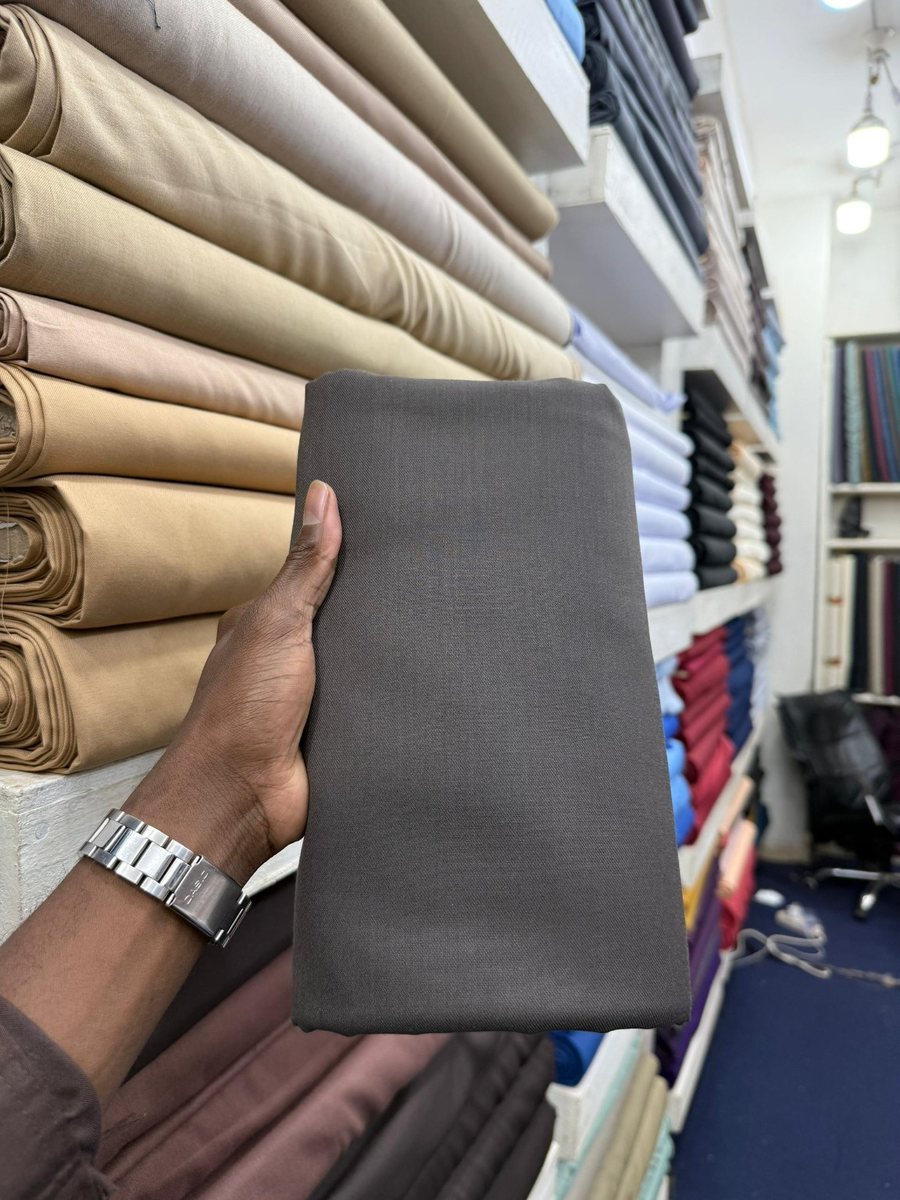 Échantillon de tissu gris présenté en magasin