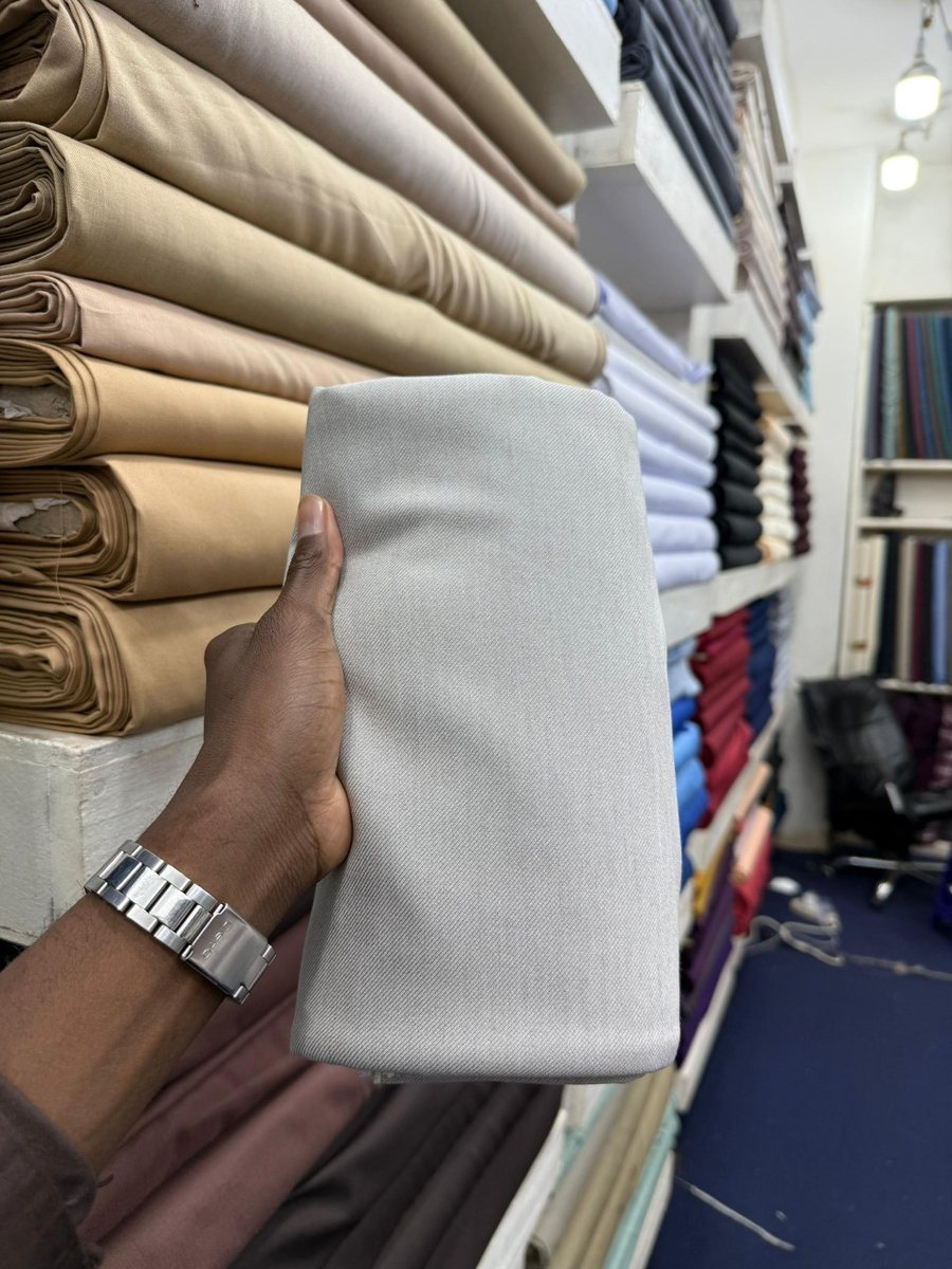 Échantillon de tissu gris clair présenté en magasin