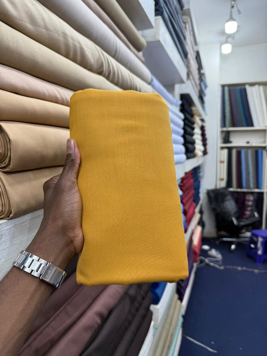 Échantillon de tissu jaune moutarde présenté en magasin