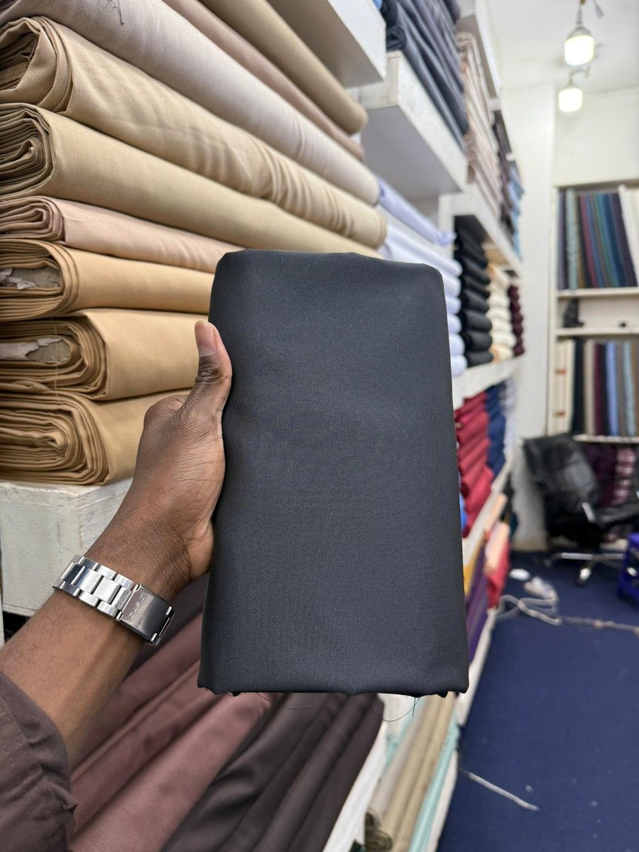 Échantillon de tissu noir présenté en magasin