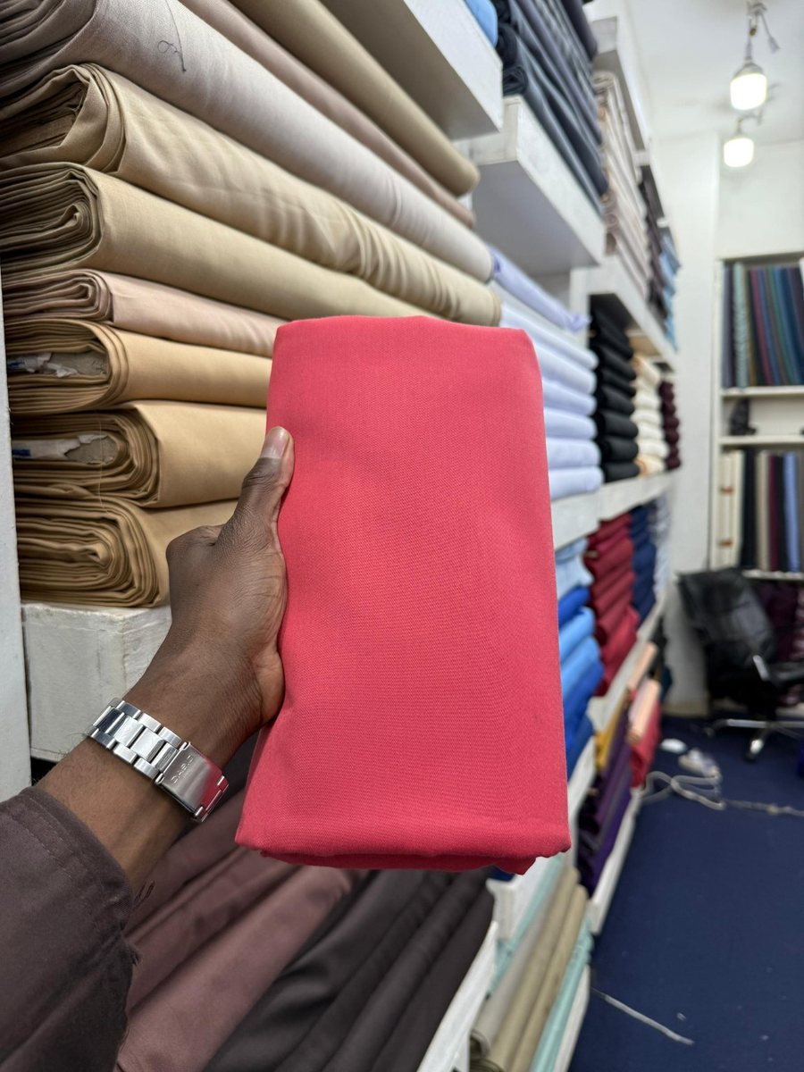 Échantillon de tissu rouge présenté en magasin