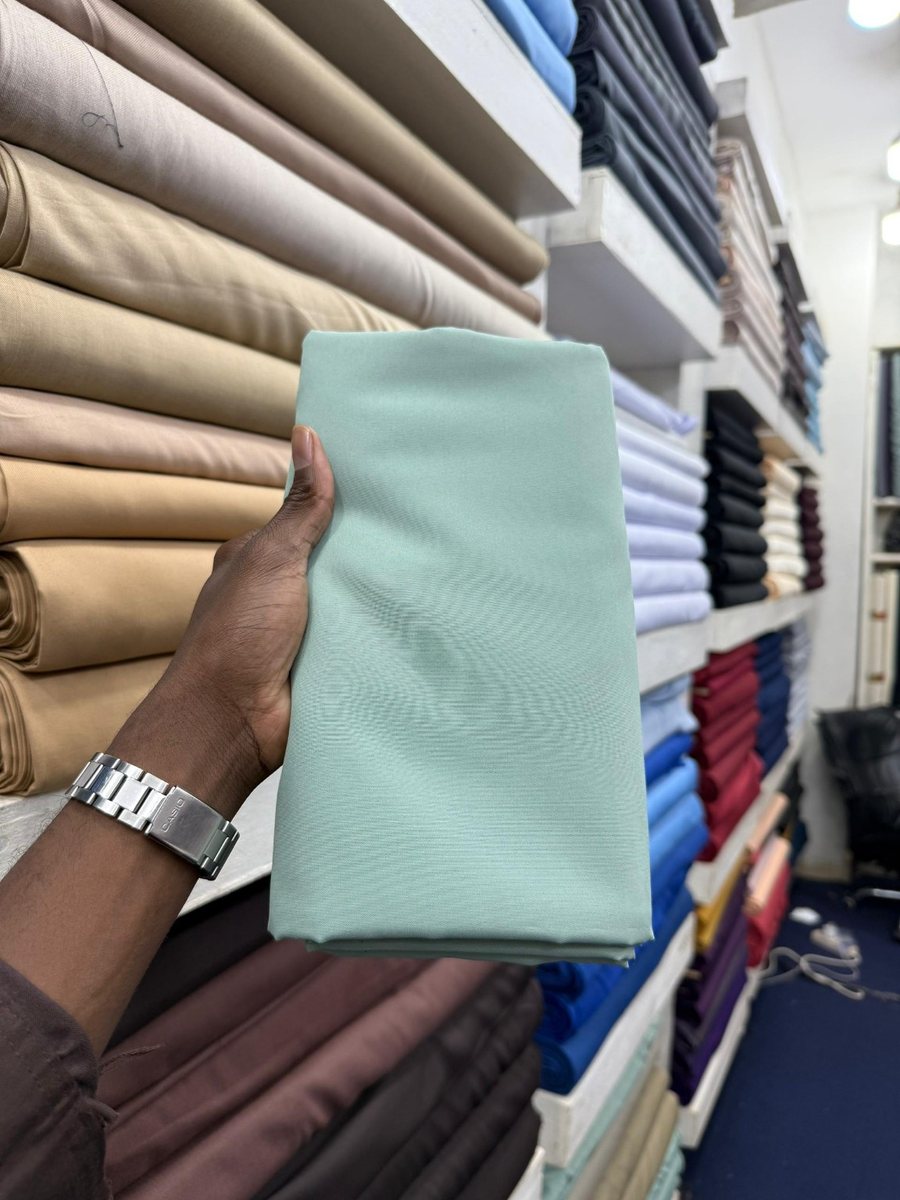 Échantillon de tissu vert menthe présenté en magasin