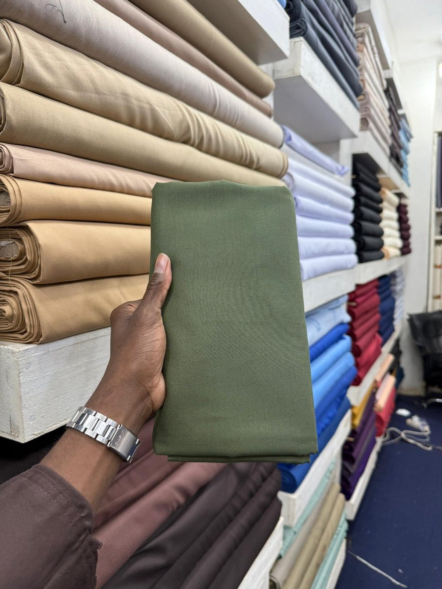 Échantillon de tissu vert olive présenté en magasin